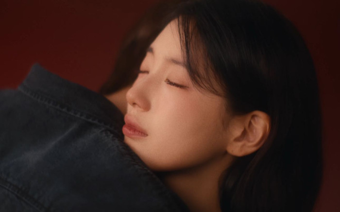 Khoảnh khắc ôm gây rung động của Suzy và Lee Do Hyun