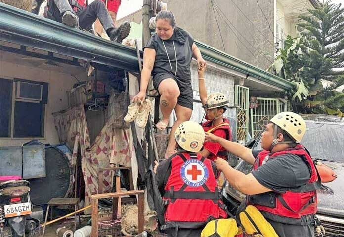 Sốc trước cảnh tượng bão Kalmaegi đổ bộ, xoáy tung xe hơi nằm chồng chất Ảnh 3