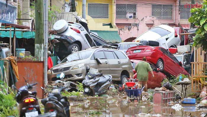 Sốc trước cảnh tượng bão Kalmaegi đổ bộ, xoáy tung xe hơi nằm chồng chất Ảnh 2