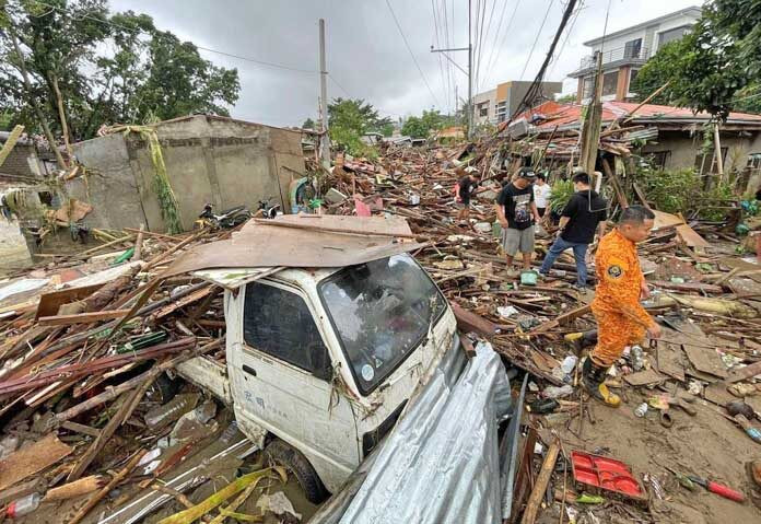 Sốc trước cảnh tượng bão Kalmaegi đổ bộ, xoáy tung xe hơi nằm chồng chất Ảnh 4