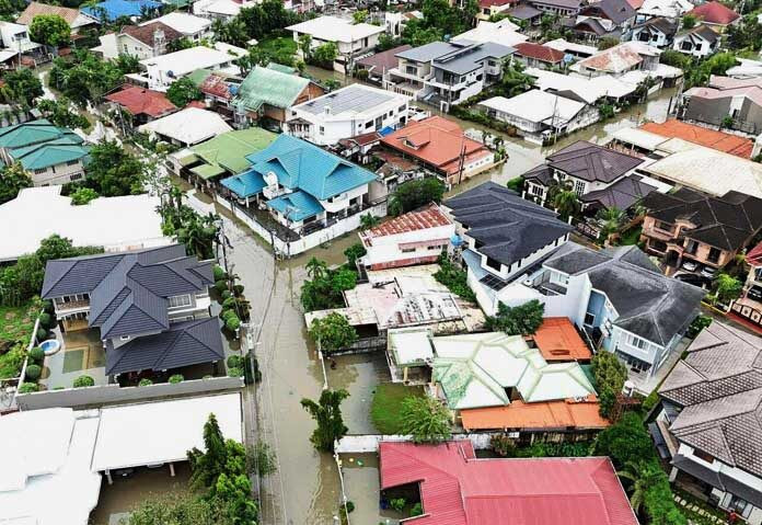 Sốc trước cảnh tượng bão Kalmaegi đổ bộ, xoáy tung xe hơi nằm chồng chất Ảnh 1