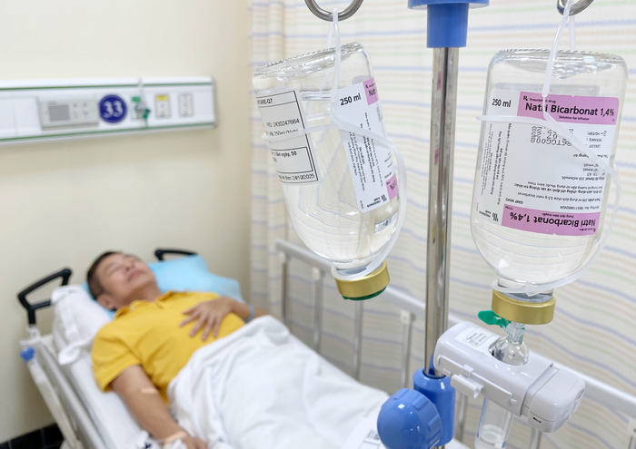 Nghệ sĩ Tấn Beo được điều trị nội khoa mỗi tháng một lần thay vì phải chạy thận suốt đời. (Nguồn: VnExpress)