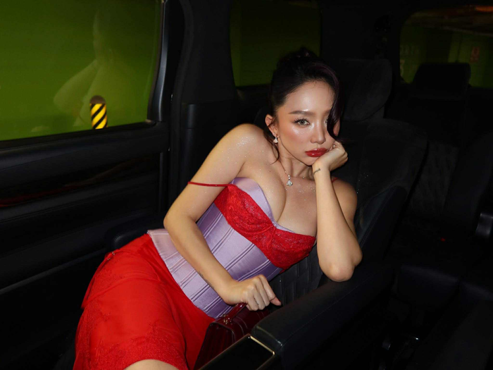 Vẻ đẹp nữ tính và tinh tế khiến người hâm mộ càng thêm yêu mến Tóc Tiên (Ảnh: FBNV).