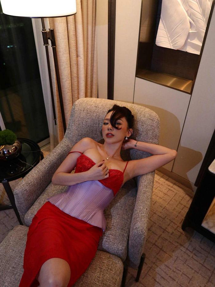 Loạt ảnh mới của Tóc Tiên khiến dân tình 'khó thở' (Ảnh: FBNV).