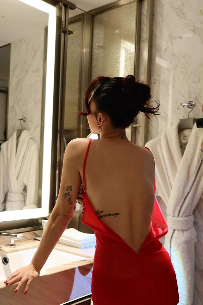 Xuất hiện trong bộ trang phục đỏ quyến rũ, Tóc Tiên phô diễn vóc dáng đáng trầm trồ của mình (Ảnh: FBNV).