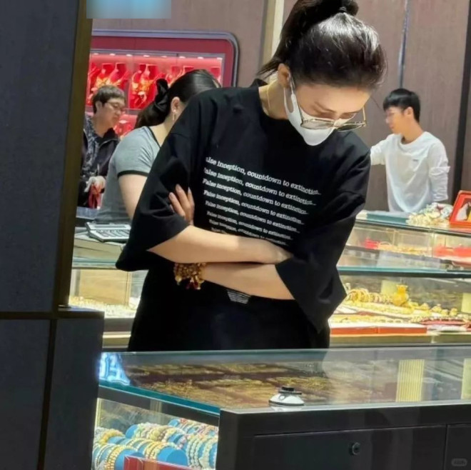 Hình ảnh Đồng Lệ Á đi lựa, mua vàng gây chú ý trên mạng xã hội xứ Trung. (Ảnh Weibo)