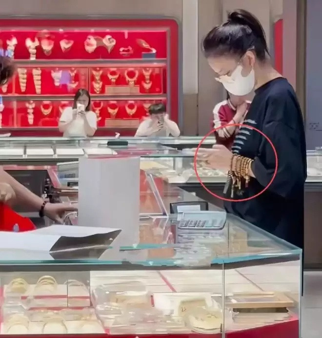 Nữ diễn viên được cho là rất thích đeo vàng. (Ảnh cacnews.ca)