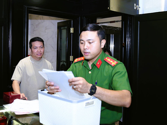 Khám xét nhà bị can Nguyễn Quốc Vũ. (Nguồn: Công an nhân dân) 