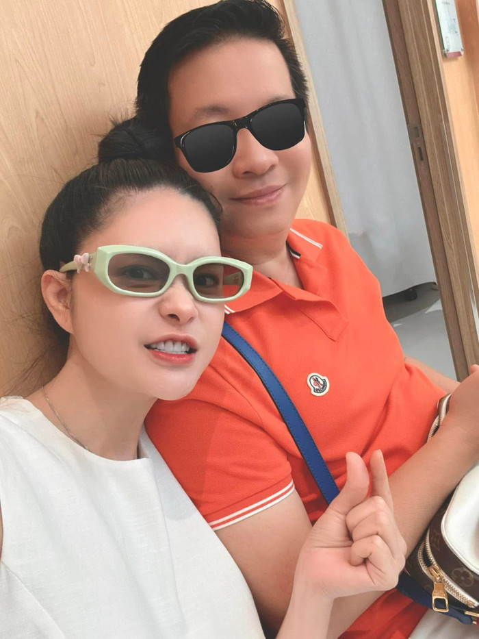 Đoàn Di Băng thoải mái thể hiện tình cảm với chồng. Ảnh: FBNV