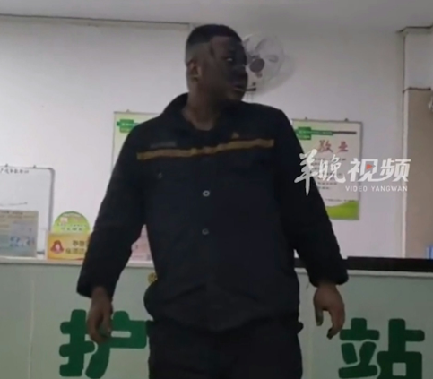 Người chồng làm mỏ than chạy đến bệnh viện khi vợ sinh con, gương mặt đen xì khiến dân mạng 'cười ngất' Ảnh 2