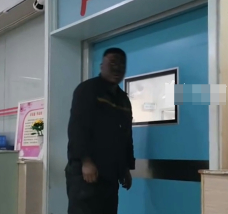 Người chồng làm mỏ than chạy đến bệnh viện khi vợ sinh con, gương mặt đen xì khiến dân mạng 'cười ngất' Ảnh 1