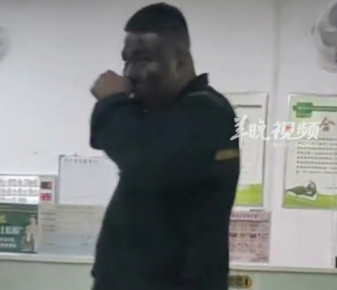 Người chồng làm mỏ than chạy đến bệnh viện khi vợ sinh con, gương mặt đen xì khiến dân mạng 'cười ngất' Ảnh 3