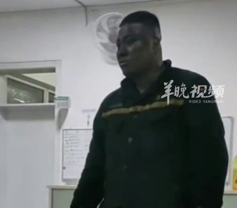 Người chồng làm mỏ than chạy đến bệnh viện khi vợ sinh con, gương mặt đen xì khiến dân mạng 'cười ngất' Ảnh 4