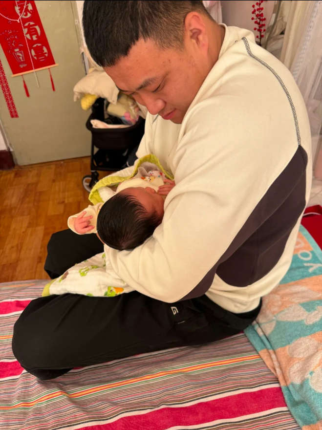 Người chồng làm mỏ than chạy đến bệnh viện khi vợ sinh con, gương mặt đen xì khiến dân mạng 'cười ngất' Ảnh 5