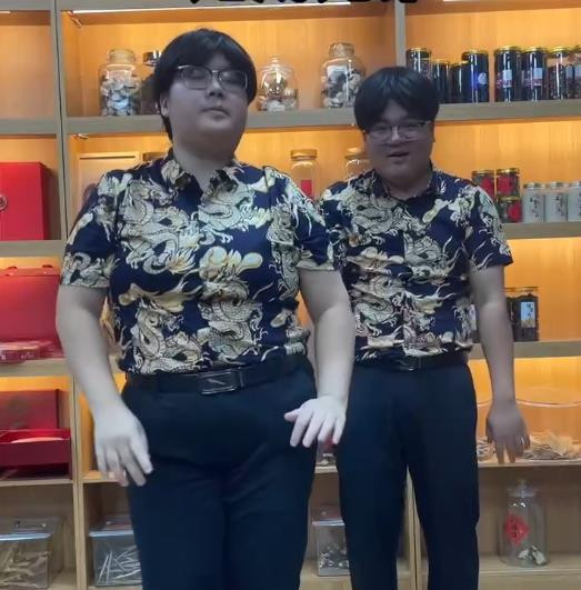 Cặp vợ chồng trẻ có gương mặt giống hệt nhau, dân mạng yêu cầu đi xét nghiệm ADN Ảnh 2