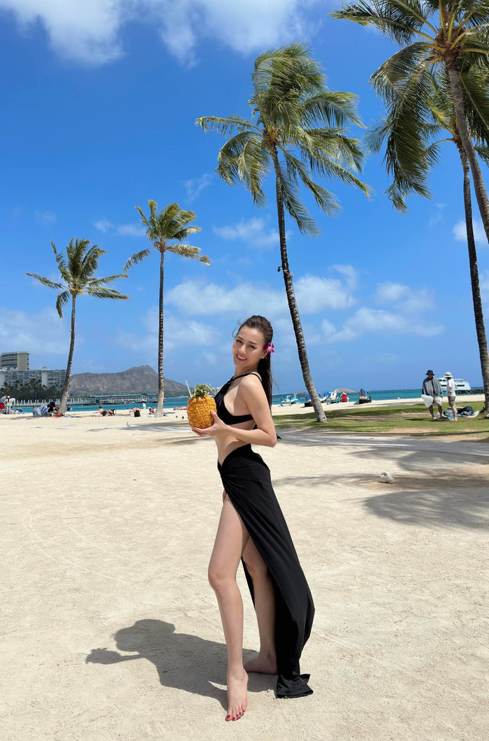 Thiết kế tôn trọn đường nét cơ thể của Phương Oanh (Ảnh: FBNV).