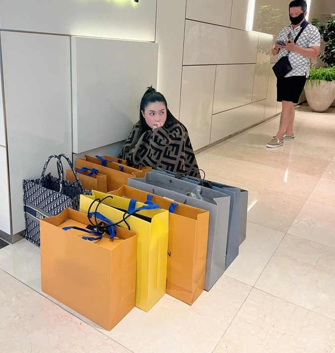 Đoàn Di Băng từng khoe ảnh đi Hàn Quốc, mua sắm hàng loạt đồ hiệu đắt tiền. (Ảnh FBNV)