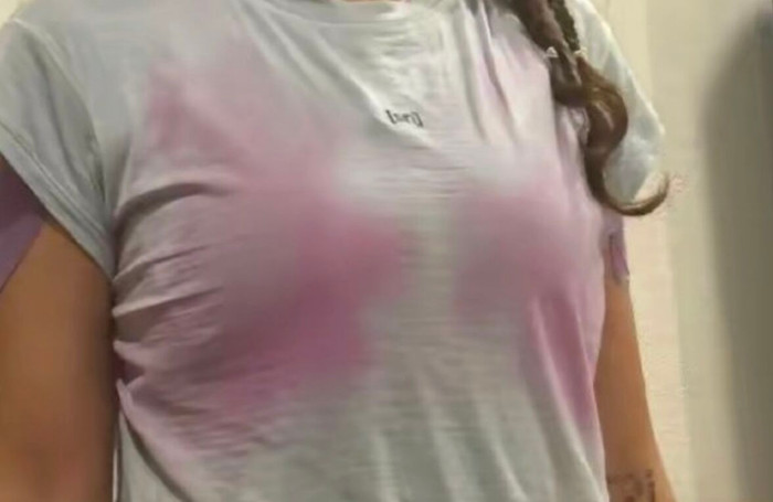 Tham gia cuộc thi chạy, người phụ nữ 'ngượng chín mặt' vì áo lót bỗng đổi màu lạ thường Ảnh 1