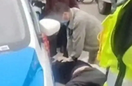 Cãi nhau với khách hàng về 23 nghìn đồng tiền taxi, nam tài xế phát bệnh tử vong tại chỗ Ảnh 2