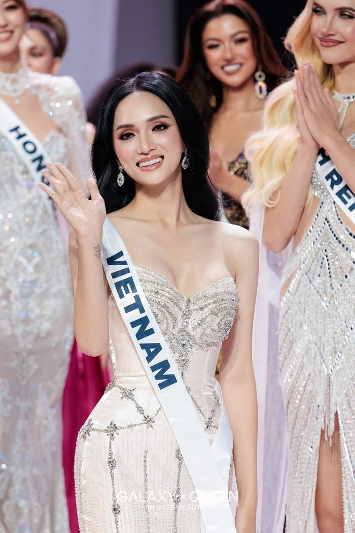 Đại diện Việt Nam diện chiếc đầm trắng thanh lịch. (Ảnh Galaxy Queen)