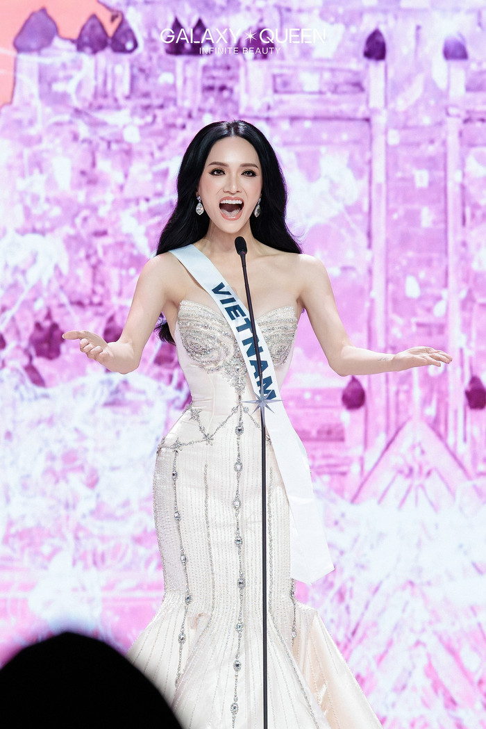 Hương Giang trong sự kiện tối 5/11 tại Miss Universe và tự hào hô vang việt Nam. (Ảnh Galaxy Queen)