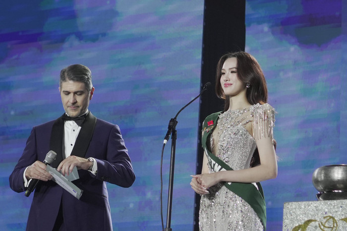 Trịnh Mỹ Anh ở phần thi ứng xử top 4 Miss Earth 2025. Ban đầu, cô tỏ ra lúng túng nhưng sau đó đã nhanh chóng lấy lại bình tĩnh. (Ảnh Miss Earth)