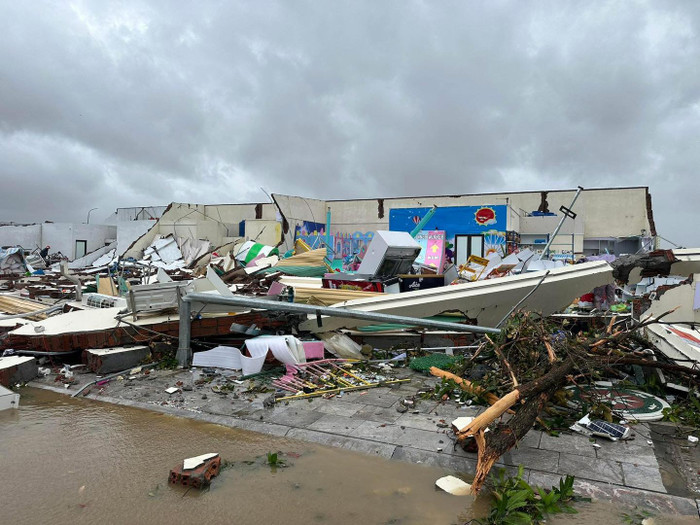 Bão đang đi sâu vào đất liền, nhiều địa phương bị ảnh hưởng nặng nề. Ảnh minh hoạ