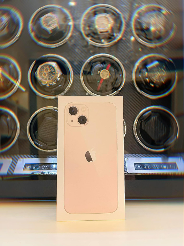 Đoàn Di Băng là một trong số những người sở hữu iPhone 13 màu hồng đầu tiên tại Việt Nam. Ảnh: FBNV