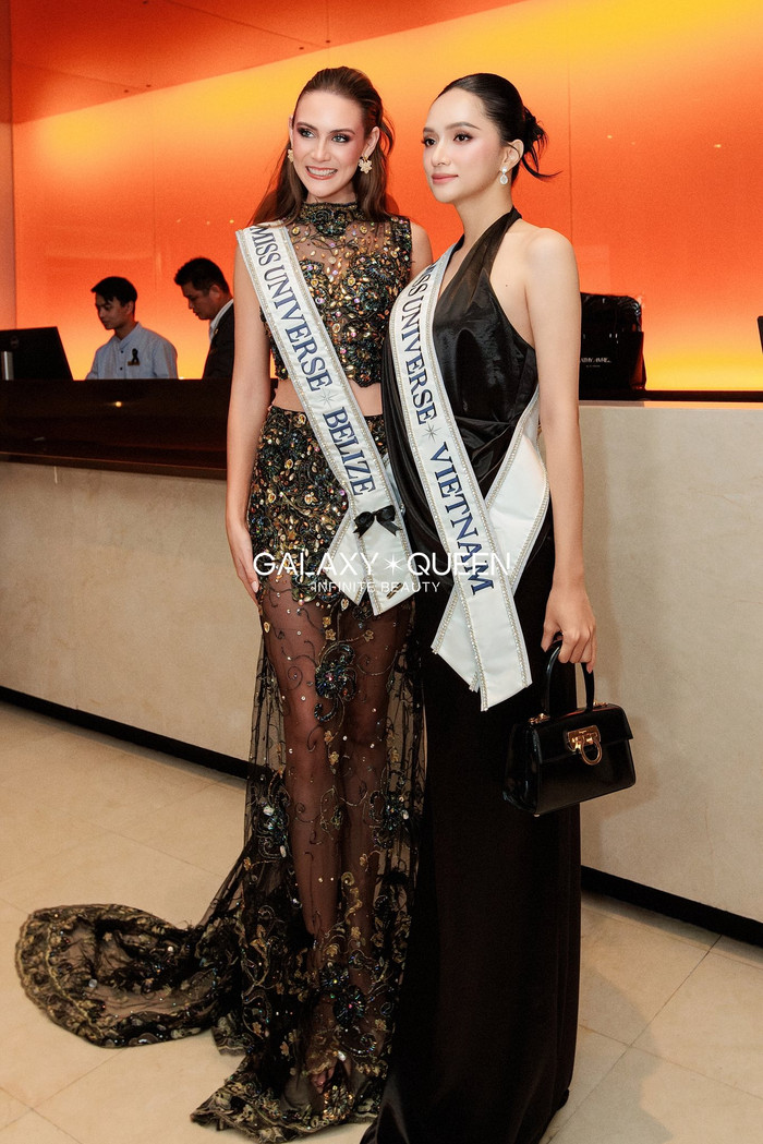Người đẹp đến từ Việt Nam khéo léo phối túi đen 'tông xuyệt tông' với đầm đen tại Miss Universe. (Ảnh Galaxy Queen)