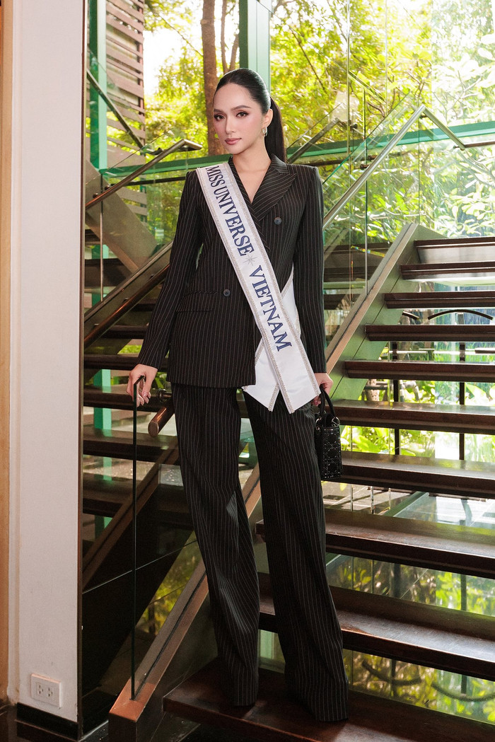 Hương Giang diện vest quyền lực khi tham gia một sự kiện tại Miss Universe. Cô xách mẫu túi hiệu nhỏ gọn, có giá ước tính hơn 100 triệu đồng. (Ảnh FBNV)