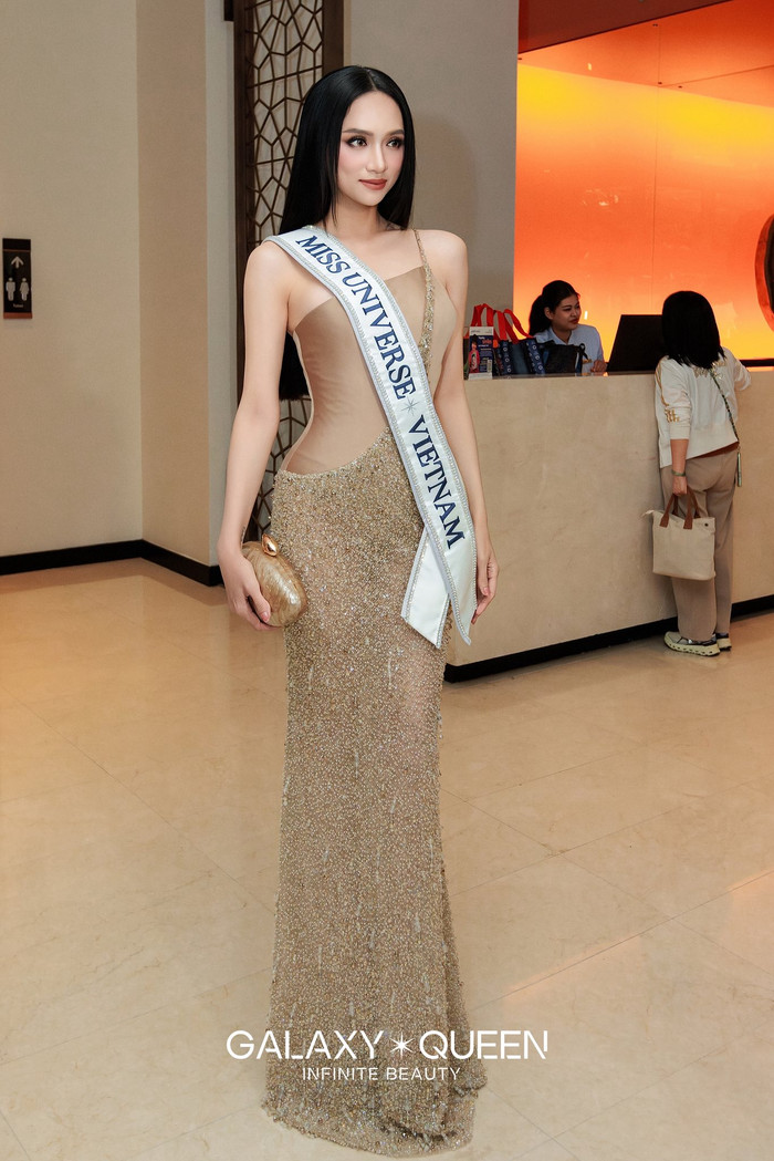 Hương Giang cho biết, cô không mang theo quá nhiều túi hiệu khi đi thi Miss Universe. Tuy nhiên, hình ảnh của cô được nhận xét chỉn chu, có đầu tư để nổi bật giữa dàn người đẹp. (Ảnh Galaxy Queen)