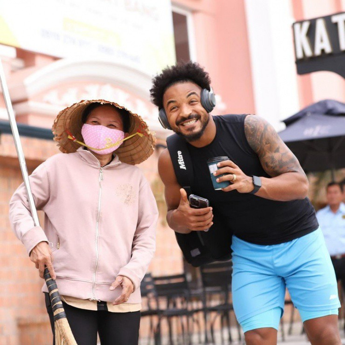 Nguyễn Xuân Son và chiếc tai nghe 8 triệu.