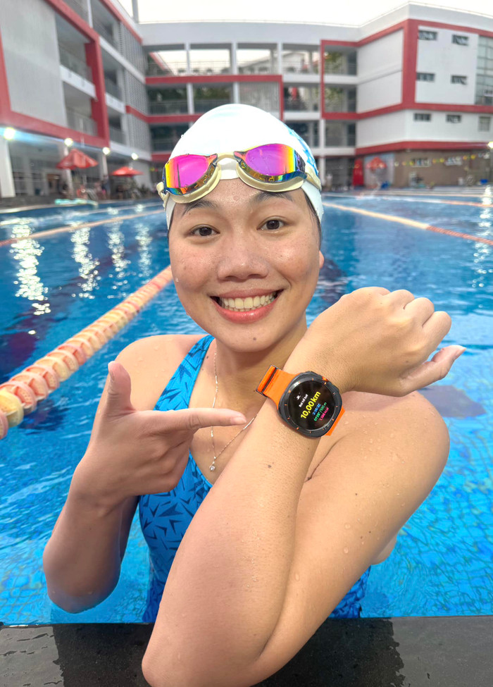 Ánh Viên hào hứng khoe đồng hồ trong một lần đi bơi. Ảnh: FBNV