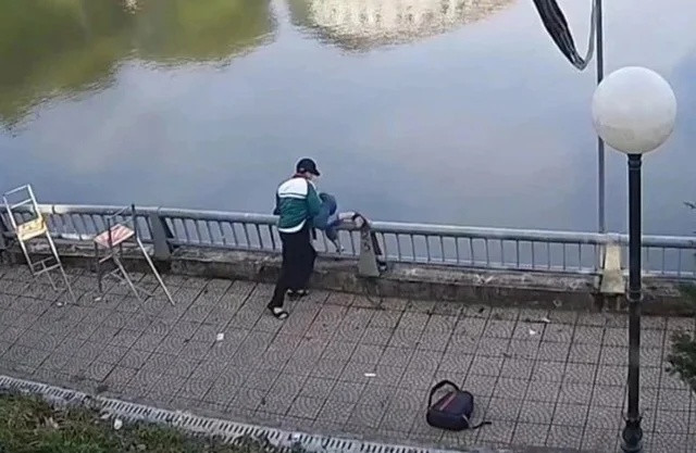 Nam sinh đánh bạn, hất bạn xuống hồ được camera an ninh ghi lại. Ảnh cắt từ clip