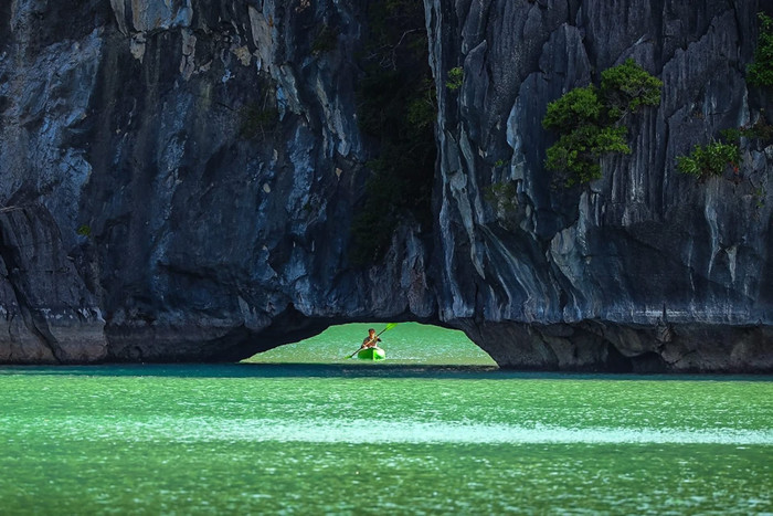 Đến với Cát Bà, du khách có thể tham gia trải nghiệm các hoạt động như leo núi, chèo thuyền, ngắm động vật hoang dã, thưởng thức hải sản... (Nguồn: Ngô Trần Hải An)
