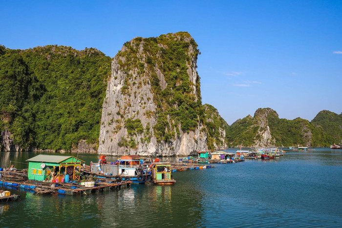 Cát Bà có những dãy núi đá vôi và vùng biển lặng xanh ngắt. (Nguồn: Ngô Trần Hải An)