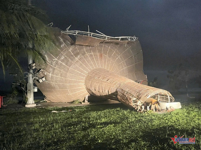 Biểu tượng du lịch của Quy Nhơn cũng bị gãy đổ. Ảnh: Trần Hoàn/VietNamNet