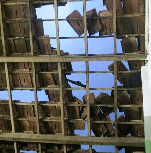 Mái nhà bị tốc mái do lốc xoáy chiều 6/11 ở Quảng Ngãi. Ảnh: báo Công Lý