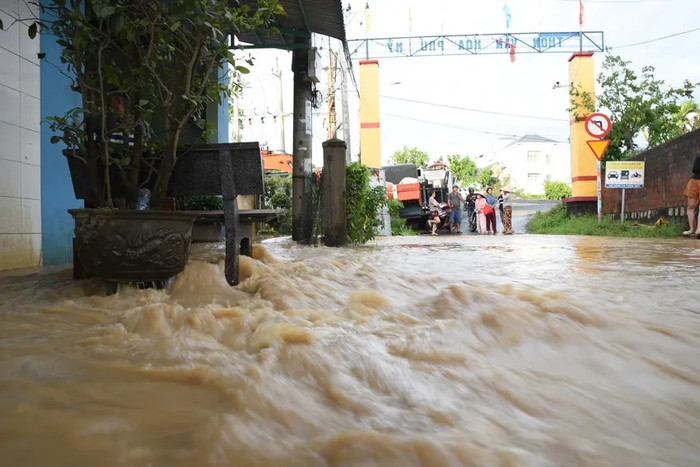 Nước lũ cuồn cuộn khiến nhiều người sợ hãi. Ảnh: PLO