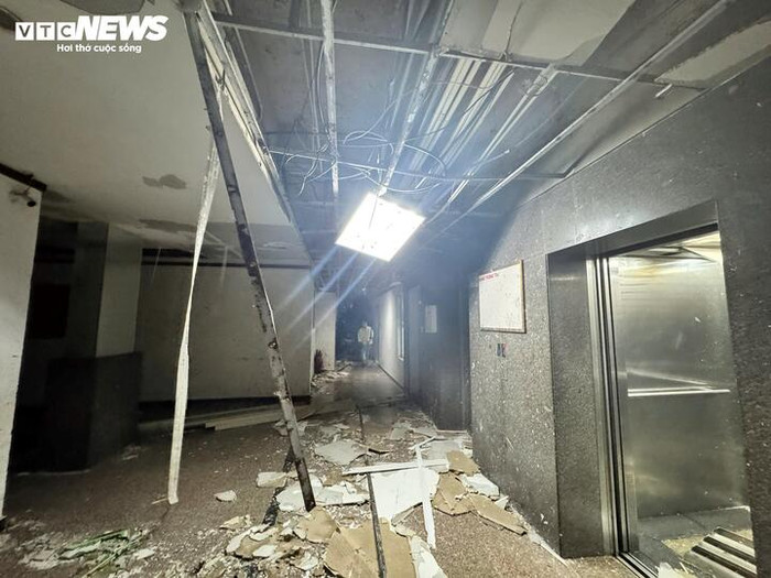 Chung cư bị gió quật gây hư hỏng. Ảnh: VTC News