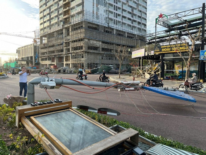 Rất nhiều cột đèn đường bị gãy rạp trước sức gió lớn từ cơn bão. Ảnh: Tiền Phong