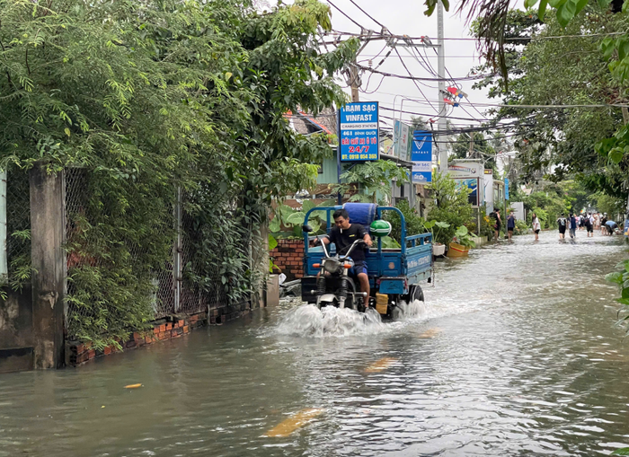 Triều cường khiến khu vực Thanh Đa ngập nước. (Nguồn: Sức khỏe & Đời sống)