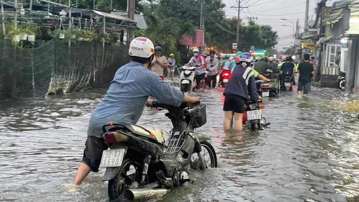 Triều cường ở TP.HCM đạt đỉnh, nhiều con phố hóa thành 'biển nước'. (Nguồn: TP. HCM 24H)
