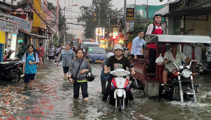 Các phương tiện di chuyển khó khăn. (Nguồn: TP. HCM 24H)