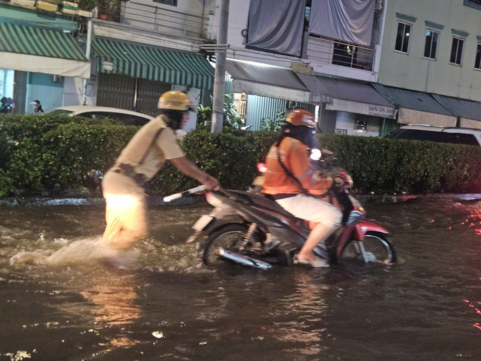 Công an TP.HCM hỗ trợ người dân. (Nguồn: Công an Thành phố Hồ Chí Minh)