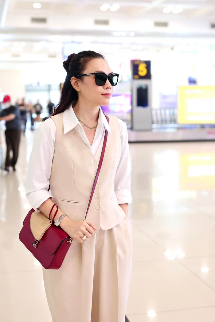 Khi ở sân bay, cô cũng diện set đồ theo hướng năng động hơn, nhưng vẫn giữ được khí chất vốn có (Ảnh: FBNV).