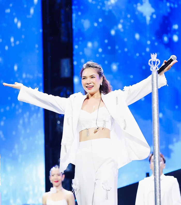 Dù đi diễn hay đời thường, Mỹ Tâm vẫn ưu tiên lựa chọn các set đồ tối giản (Ảnh: FBNV).