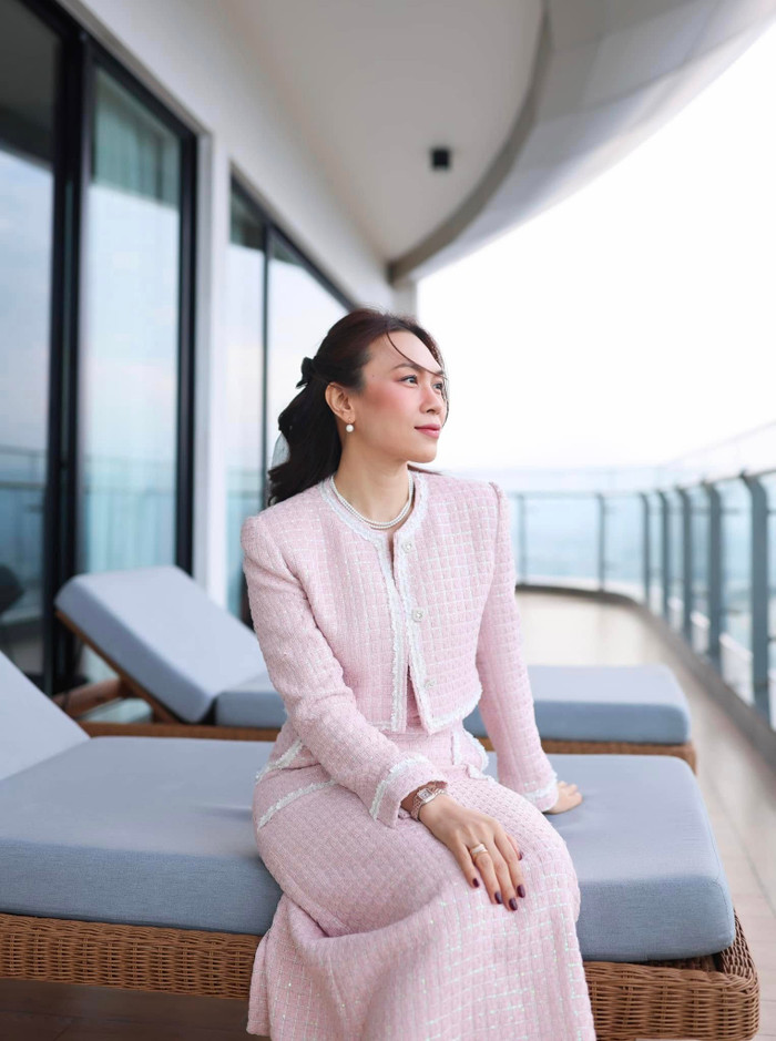 Mỹ Tâm diện set váy tweed phối áo khoác ton-sur-ton mang lại cảm giác sang trọng (Ảnh: FBNV).