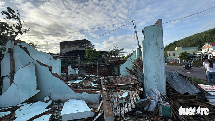 Ngôi nhà được xem như cả gia tài của gia đình anh Võ Quang Trung (thôn Hoà Mỹ, tỉnh Đắk Lắk) bị sụp đổ hoàn toàn sau bão số 13. Ảnh: Tuổi Trẻ Online. 