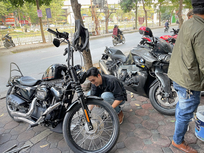 Chiếc xe nửa tỷ đồng của Đình Tú từng thu hút sự chú ý của giới mộ điệu.